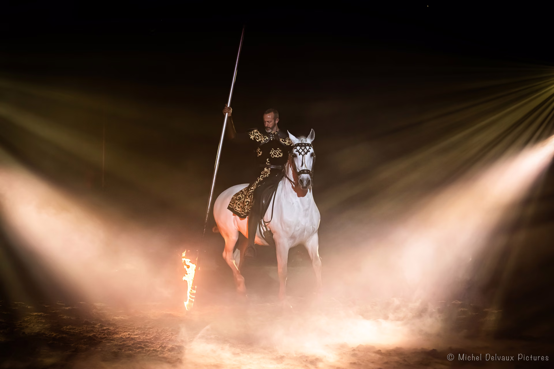 La cité perdue : cavalier sur un cheval blanc, dans la brume sous des faisceaux de lumière dorée.